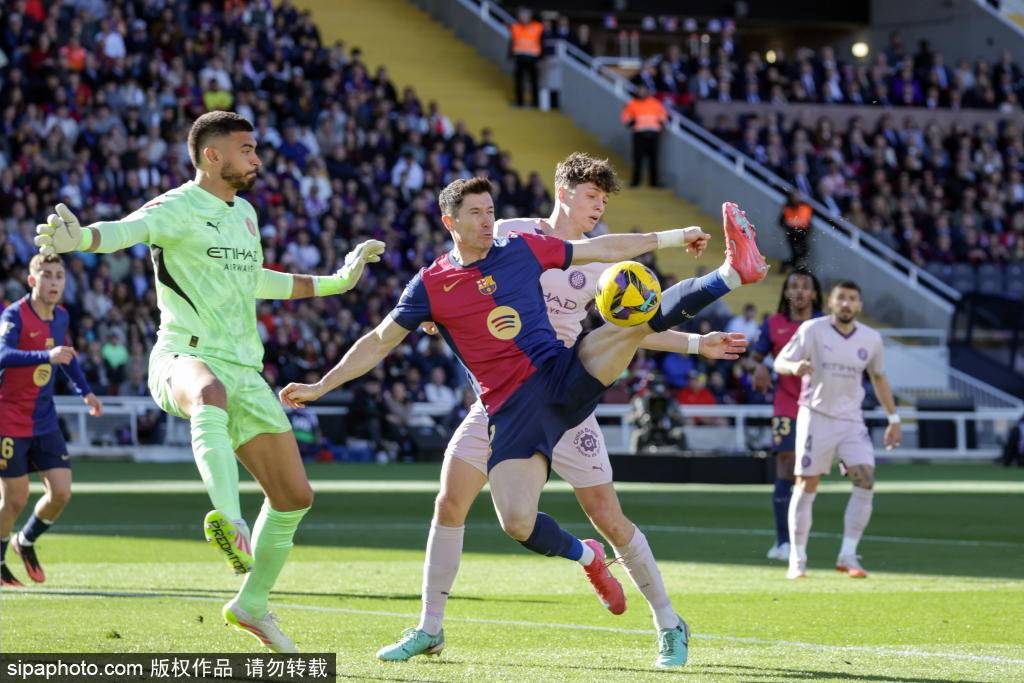 巴萨对阵法兰克福：弗利克揭晓9号位的谜底